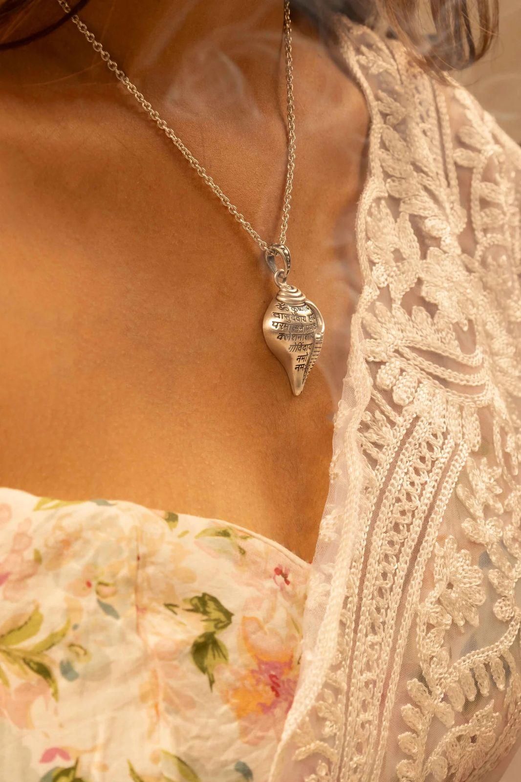 Shri Krishna Shankha Pendant with Chain - The Zip Cart