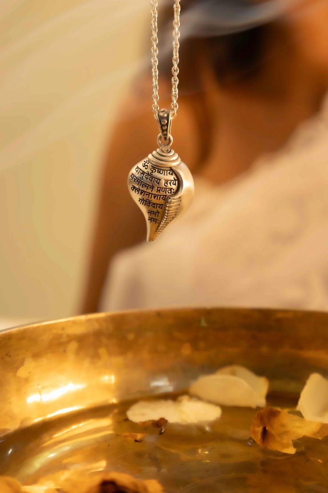 Shri Krishna Shankha Pendant with Chain - The Zip Cart