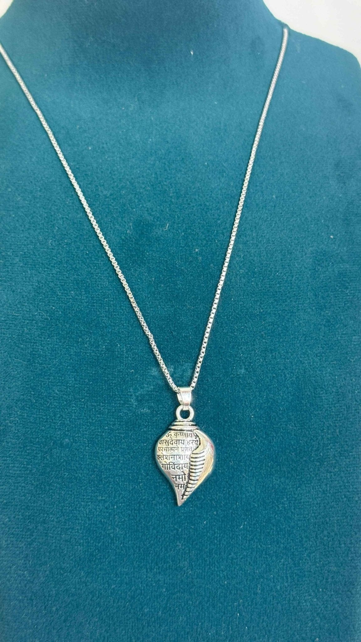 Shri Krishna Shankha Pendant with Chain - The Zip Cart