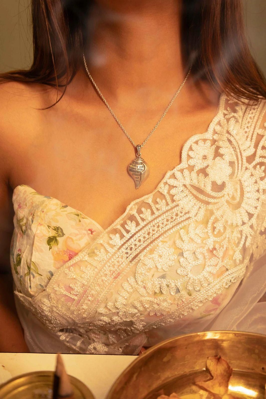 Shri Krishna Shankha Pendant with Chain - The Zip Cart